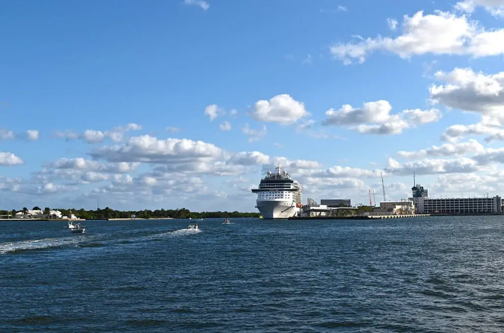 Exploring Fort Lauderdale River Cruise Scene